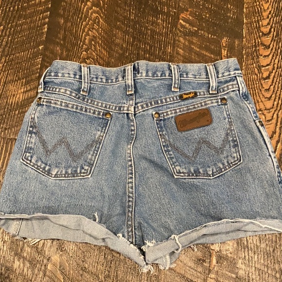 Wrangler Size 31 shorts, Good Condition, Super cute, Fits like a size 8 - Picture 2 of 2